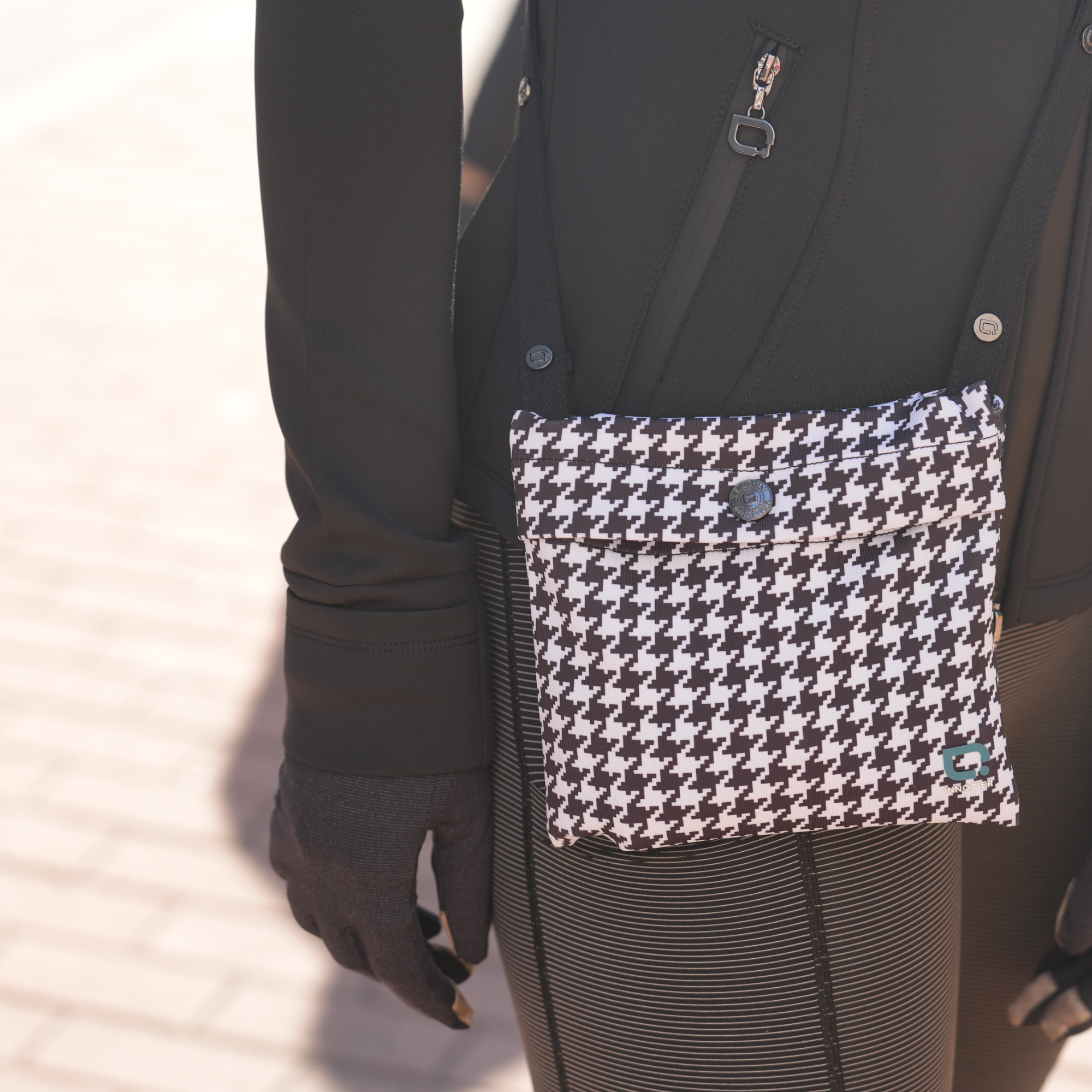 Antiviral Pocket 16+1 – Houndstooth BW